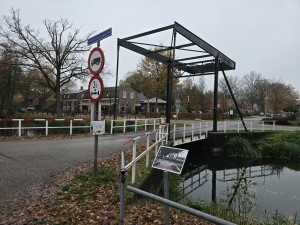 
                            <b>Smalle stalen ophaalbrug over water met witte leuningen.</b><br>
                                                        <b>ISO:</b> 50 | <b>Sluitertijd:</b> 1/180 | <b>Diafragma:</b> f/1.7 | <b>Datum:</b> 2025-11-16

                        