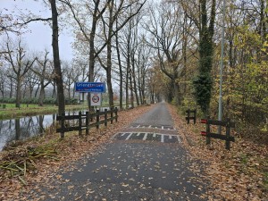 
                            <b>Dorpsbord Griendtsveen met 60-km-zone bij smalle weg.</b><br>
                                                        <b>ISO:</b> 80 | <b>Sluitertijd:</b> 1/180 | <b>Diafragma:</b> f/1.7 | <b>Datum:</b> 2025-11-16

                        