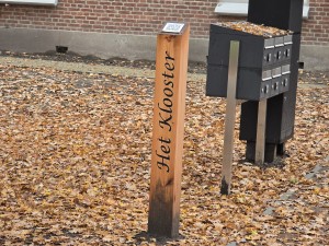 
                            <b>Houten informatiepaal ‘Het Klooster’ naast cluster brievenbussen.</b><br>
                                                        <b>ISO:</b> 250 | <b>Sluitertijd:</b> 1/50 | <b>Diafragma:</b> f/3.4 | <b>Datum:</b> 2025-11-16

                        