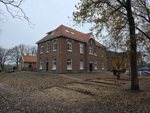 
                            <b>Groot bakstenen herenhuis met rood pannendak en witte raamkozijnen.</b><br>
                                                        <b>ISO:</b> 25 | <b>Sluitertijd:</b> 1/100 | <b>Diafragma:</b> f/1.7 | <b>Datum:</b> 2025-11-16

                        