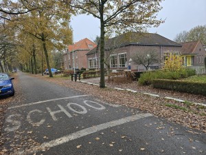 
                            <b>Schoolgebouw met 'SCHOOL' markering op de weg</b><br>
                                                        <b>ISO:</b> 64 | <b>Sluitertijd:</b> 1/180 | <b>Diafragma:</b> f/1.7 | <b>Datum:</b> 2025-11-16

                        