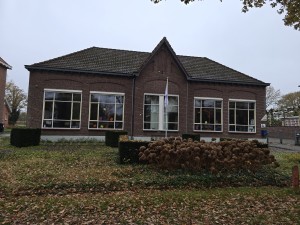 
                            <b>Oude basisschool met grote ramen en kindertekeningen.</b><br>
                                                        <b>ISO:</b> 50 | <b>Sluitertijd:</b> 1/180 | <b>Diafragma:</b> f/1.7 | <b>Datum:</b> 2025-11-16

                        