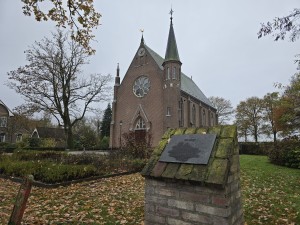 
                            <b>Gotische bakstenen kerk met toren en roosvenster.</b><br>
                                                        <b>ISO:</b> 50 | <b>Sluitertijd:</b> 1/180 | <b>Diafragma:</b> f/1.7 | <b>Datum:</b> 2025-11-16

                        