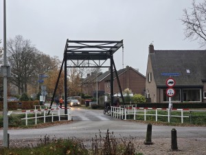
                            <b>Ophaalbrug met witte hekken over smal kanaal in woonwijk.</b><br>
                                                        <b>ISO:</b> 50 | <b>Sluitertijd:</b> 1/111 | <b>Diafragma:</b> f/2.4 | <b>Datum:</b> 2025-11-16

                        