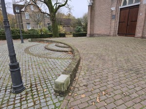
                            <b>Gebogen stenen traptreden op een geplaveid plein.</b><br>
                                                        <b>ISO:</b> 100 | <b>Sluitertijd:</b> 1/180 | <b>Diafragma:</b> f/1.7 | <b>Datum:</b> 2025-11-16

                        