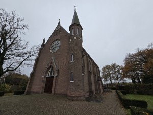 
                            <b>Gotische bakstenen kerk met toren, spits en roosvenster.</b><br>
                                                        <b>ISO:</b> 50 | <b>Sluitertijd:</b> 1/179 | <b>Diafragma:</b> f/2.2 | <b>Datum:</b> 2025-11-16

                        