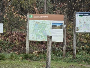 
                            <b>Informatieborden met kaarten van natuurgebied en fietsroutes.</b><br>
                                                        <b>ISO:</b> 100 | <b>Sluitertijd:</b> 1/33 | <b>Diafragma:</b> f/3.4 | <b>Datum:</b> 2025-11-16

                        
