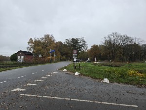 
                            <b>Kruispunt met meerdere verkeersborden en passerende auto's.</b><br>
                                                        <b>ISO:</b> 50 | <b>Sluitertijd:</b> 1/180 | <b>Diafragma:</b> f/1.7 | <b>Datum:</b> 2025-11-16

                        