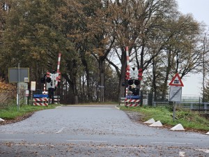 
                            <b>Spoorwegovergang met slagbomen en waarschuwingslichten.</b><br>
                                                        <b>ISO:</b> 160 | <b>Sluitertijd:</b> 1/100 | <b>Diafragma:</b> f/3.4 | <b>Datum:</b> 2025-11-16

                        