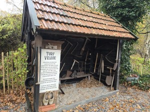 
                            <b>Historisch schuurtje met turfwinning gereedschap en bord 'Turf Veldje'.</b><br>
                                                        <b>ISO:</b> 320 | <b>Sluitertijd:</b> 1/100 | <b>Diafragma:</b> f/1.7 | <b>Datum:</b> 2025-11-16

                        
