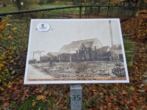 
                            <b>Informatiebord met historische foto van Deurnese turfstrooiselfabriek.</b><br>
                                                        <b>ISO:</b> 64 | <b>Sluitertijd:</b> 1/180 | <b>Diafragma:</b> f/1.7 | <b>Datum:</b> 2025-11-16

                        