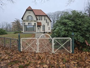 
                            <b>Witte villa met rood pannendak achter wit hek.</b><br>
                                                        <b>ISO:</b> 125 | <b>Sluitertijd:</b> 1/180 | <b>Diafragma:</b> f/1.7 | <b>Datum:</b> 2025-11-16

                        