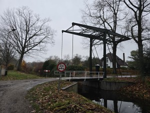 
                            <b>Kleine ophaalbrug met 2,0-ton gewichtsbeperking.</b><br>
                                                        <b>ISO:</b> 40 | <b>Sluitertijd:</b> 1/100 | <b>Diafragma:</b> f/1.7 | <b>Datum:</b> 2025-11-16

                        