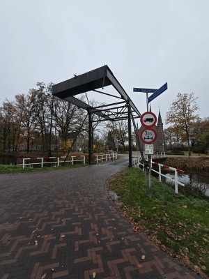 
                            <b>Smalle ophaalbrug met verkeersborden bij bochtige weg.</b><br>
                                                        <b>ISO:</b> 50 | <b>Sluitertijd:</b> 1/146 | <b>Diafragma:</b> f/2.2 | <b>Datum:</b> 2025-11-16

                        