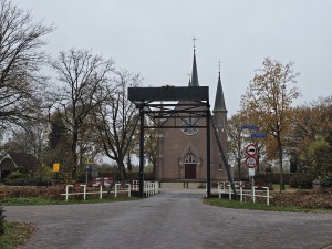 
                            <b>Kerk met twee torens gezien door metalen ophaalbrug.</b><br>
                                                        <b>ISO:</b> 12 | <b>Sluitertijd:</b> 1/50 | <b>Diafragma:</b> f/1.7 | <b>Datum:</b> 2025-11-16

                        