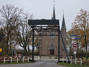 
                            <b>Bakstenen kerk met twee torens achter stalen ophaalbrug.</b><br>
                                                        <b>ISO:</b> 50 | <b>Sluitertijd:</b> 1/101 | <b>Diafragma:</b> f/2.4 | <b>Datum:</b> 2025-11-16

                        