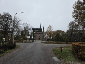 
                            <b>Kerk met hoge torenspits achter ophaalbrug</b><br>
                                                        <b>ISO:</b> 40 | <b>Sluitertijd:</b> 1/180 | <b>Diafragma:</b> f/1.7 | <b>Datum:</b> 2025-11-16

                        