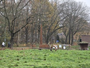 
                            <b>Roestige stalen sculptuur met hoge spitse zuil en ronde vormen.</b><br>
                                                        <b>ISO:</b> 250 | <b>Sluitertijd:</b> 1/100 | <b>Diafragma:</b> f/3.4 | <b>Datum:</b> 2025-11-16

                        