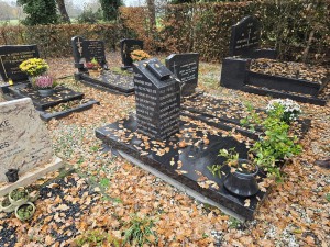 
                            <b>Zwart grafmonument met rechtopstaande steen, kaarsen en bloemen.</b><br>
                                                        <b>ISO:</b> 250 | <b>Sluitertijd:</b> 1/100 | <b>Diafragma:</b> f/1.7 | <b>Datum:</b> 2025-11-16

                        