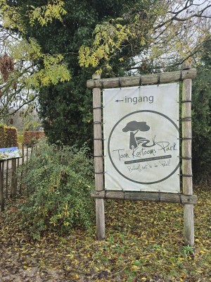 
                            <b>Ingangsbord van Toon Kortooms Park met logo en tekst.</b><br>
                                                        <b>ISO:</b> 125 | <b>Sluitertijd:</b> 1/180 | <b>Diafragma:</b> f/1.7 | <b>Datum:</b> 2025-11-16

                        