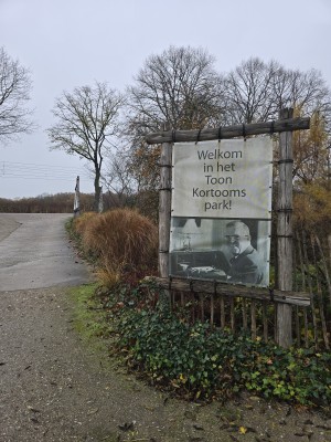 
                            <b>Welkomstbord van het Toon Kortooms park.</b><br>
                                                        <b>ISO:</b> 40 | <b>Sluitertijd:</b> 1/180 | <b>Diafragma:</b> f/1.7 | <b>Datum:</b> 2025-11-16

                        