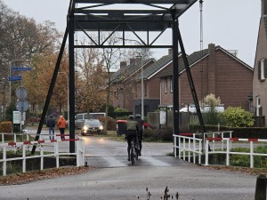 
                            <b>Twee fietsers rijden over een ophaalbrug.</b><br>
                                                        <b>ISO:</b> 500 | <b>Sluitertijd:</b> 1/359 | <b>Diafragma:</b> f/3.4 | <b>Datum:</b> 2025-11-16

                        