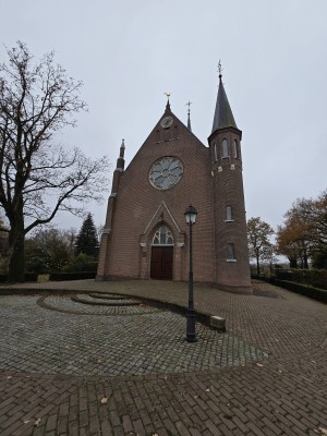 
                            <b>Bakstenen kerk met toren, roosvenster en houten dubbele deur.</b><br>
                                                        <b>ISO:</b> 50 | <b>Sluitertijd:</b> 1/159 | <b>Diafragma:</b> f/2.2 | <b>Datum:</b> 2025-11-16

                        