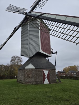 
                            <b>Staakmolen op bakstenen onderbouw met grote wieken.</b><br>
                                                        <b>ISO:</b> 200 | <b>Sluitertijd:</b> 1/180 | <b>Diafragma:</b> f/1.7 | <b>Datum:</b> 2025-11-19

                        