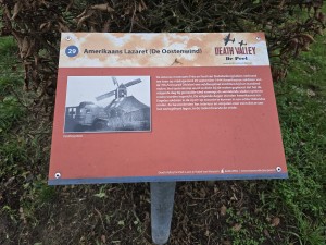 
                            <b>Informatiebord over Amerikaans lazaret bij molen, Death Valley De Peel.</b><br>
                                                        <b>ISO:</b> 200 | <b>Sluitertijd:</b> 1/100 | <b>Diafragma:</b> f/1.7 | <b>Datum:</b> 2025-11-19

                        