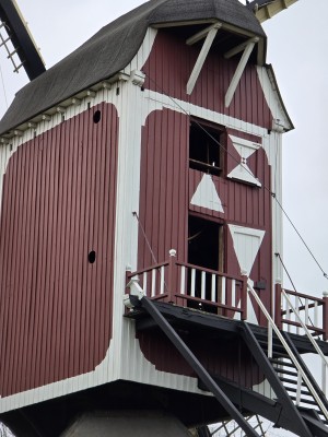 
                            <b>Rood-witte houten molenromp met balkon en trap.</b><br>
                                                        <b>ISO:</b> 320 | <b>Sluitertijd:</b> 1/50 | <b>Diafragma:</b> f/3.4 | <b>Datum:</b> 2025-11-19

                        