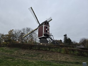 
                            <b>Traditionele rode houten windmolen met wieken en trap.</b><br>
                                                        <b>ISO:</b> 100 | <b>Sluitertijd:</b> 1/100 | <b>Diafragma:</b> f/1.7 | <b>Datum:</b> 2025-11-19

                        