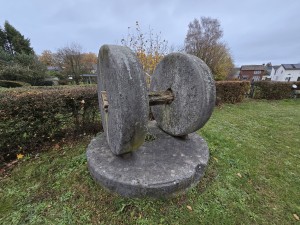 
                            <b>Twee grote molenstenen verbonden met houten as op stenen sokkel.</b><br>
                                                        <b>ISO:</b> 200 | <b>Sluitertijd:</b> 1/60 | <b>Diafragma:</b> f/2.2 | <b>Datum:</b> 2025-11-19

                        