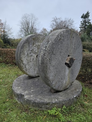 
                            <b>Twee grote molenstenen op een ronde sokkel.</b><br>
                                                        <b>ISO:</b> 160 | <b>Sluitertijd:</b> 1/100 | <b>Diafragma:</b> f/1.7 | <b>Datum:</b> 2025-11-19

                        