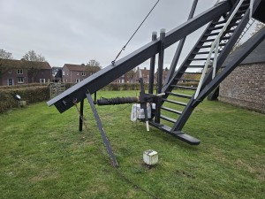 
                            <b>Staart en trap van traditionele molen, met windas en ketting.</b><br>
                                                        <b>ISO:</b> 160 | <b>Sluitertijd:</b> 1/100 | <b>Diafragma:</b> f/1.7 | <b>Datum:</b> 2025-11-19

                        