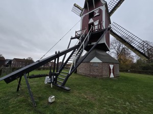 
                            <b>Historische houten molen met wieken en trap op gemetselde voet.</b><br>
                                                        <b>ISO:</b> 80 | <b>Sluitertijd:</b> 1/60 | <b>Diafragma:</b> f/2.2 | <b>Datum:</b> 2025-11-19

                        