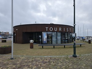 
                            <b>Rond toeristeninformatiegebouw met grote 'TOURIST'-letters op de gevel.</b><br>
                                                        <b>ISO:</b> 20 | <b>Sluitertijd:</b> 5567099/1000000000 | <b>Diafragma:</b> f/1.7 | <b>Datum:</b> 2025-12-07

                        