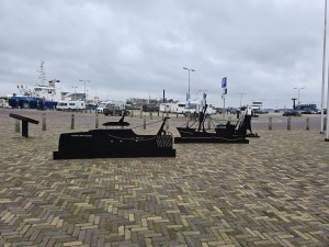 
                            <b>Zwarte metalen silhouetten van vissersschepen als kunstwerk.</b><br>
                                                        <b>ISO:</b> 25 | <b>Sluitertijd:</b> 5567099/1000000000 | <b>Diafragma:</b> f/1.7 | <b>Datum:</b> 2025-12-07

                        