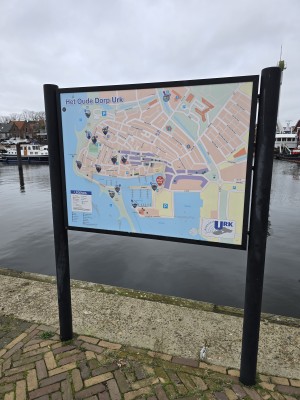 
                            <b>Informatiebord met plattegrond van het oude dorp Urk.</b><br>
                                                        <b>ISO:</b> 25 | <b>Sluitertijd:</b> 5567099/1000000000 | <b>Diafragma:</b> f/1.7 | <b>Datum:</b> 2025-12-07

                        