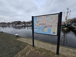 
                            <b>Informatiebord met plattegrond van Urk.</b><br>
                                                        <b>ISO:</b> 50 | <b>Sluitertijd:</b> 1584937/500000000 | <b>Diafragma:</b> f/2.2 | <b>Datum:</b> 2025-12-07

                        