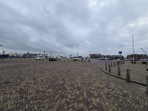 
                            <b>Groot parkeerterrein met campers, auto's en busjes geparkeerd.</b><br>
                                                        <b>ISO:</b> 50 | <b>Sluitertijd:</b> 1218849/500000000 | <b>Diafragma:</b> f/2.2 | <b>Datum:</b> 2025-12-07

                        