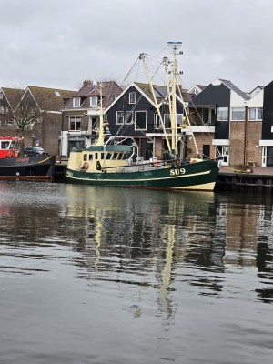 
                            <b>Vissersschip SU9 ligt afgemeerd in het water.</b><br>
                                                        <b>ISO:</b> 50 | <b>Sluitertijd:</b> 8608919/1000000000 | <b>Diafragma:</b> f/2.4 | <b>Datum:</b> 2025-12-07

                        