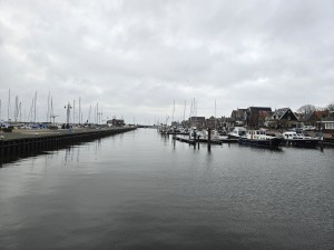 
                            <b>Jachthaven met aangemeerde boten langs de kade.</b><br>
                                                        <b>ISO:</b> 12 | <b>Sluitertijd:</b> 8539273/1000000000 | <b>Diafragma:</b> f/1.7 | <b>Datum:</b> 2025-12-07

                        