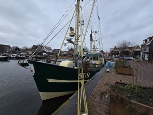 
                            <b>Een groene vissersboot ligt aangemeerd aan de kade.</b><br>
                                                        <b>ISO:</b> 50 | <b>Sluitertijd:</b> 1517741/500000000 | <b>Diafragma:</b> f/2.2 | <b>Datum:</b> 2025-12-07

                        