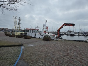 
                            <b>Werkboot met kraan ligt aangemeerd in de jachthaven.</b><br>
                                                        <b>ISO:</b> 16 | <b>Sluitertijd:</b> 5567099/1000000000 | <b>Diafragma:</b> f/1.7 | <b>Datum:</b> 2025-12-07

                        
