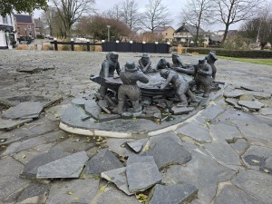 
                            <b>Beeldengroep van arbeiders die samen een boot te water laten.</b><br>
                                                        <b>ISO:</b> 25 | <b>Sluitertijd:</b> 5567099/1000000000 | <b>Diafragma:</b> f/1.7 | <b>Datum:</b> 2025-12-07

                        