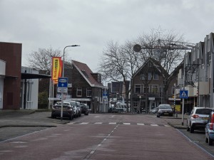 
                            <b>Stadsstraat met geparkeerde auto’s en winkels.</b><br>
                                                        <b>ISO:</b> 32 | <b>Sluitertijd:</b> 2768517/500000000 | <b>Diafragma:</b> f/3.4 | <b>Datum:</b> 2025-12-07

                        