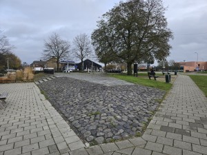 
                            <b>Verhoogd vlak met kinderkopjes in een bestrate ruimte.</b><br>
                                                        <b>ISO:</b> 16 | <b>Sluitertijd:</b> 5567099/1000000000 | <b>Diafragma:</b> f/1.7 | <b>Datum:</b> 2025-12-07

                        