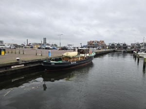 
                            <b>Een loodsboot ligt aangemeerd in de haven.</b><br>
                                                        <b>ISO:</b> 32 | <b>Sluitertijd:</b> 5567099/1000000000 | <b>Diafragma:</b> f/1.7 | <b>Datum:</b> 2025-12-07

                        
