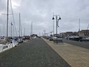 
                            <b>Zeilboten liggen aangemeerd in een jachthaven langs de kade.</b><br>
                                                        <b>ISO:</b> 16 | <b>Sluitertijd:</b> 5567099/1000000000 | <b>Diafragma:</b> f/1.7 | <b>Datum:</b> 2025-12-07

                        