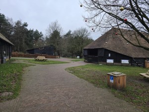 
                            <b>Zwarte boerderijschuur met rieten dak en openstaande deuren.</b><br>
                                                        <b>ISO:</b> 25 | <b>Sluitertijd:</b> 5567099/1000000000 | <b>Diafragma:</b> f/1.7 | <b>Datum:</b> 2025-12-07

                        